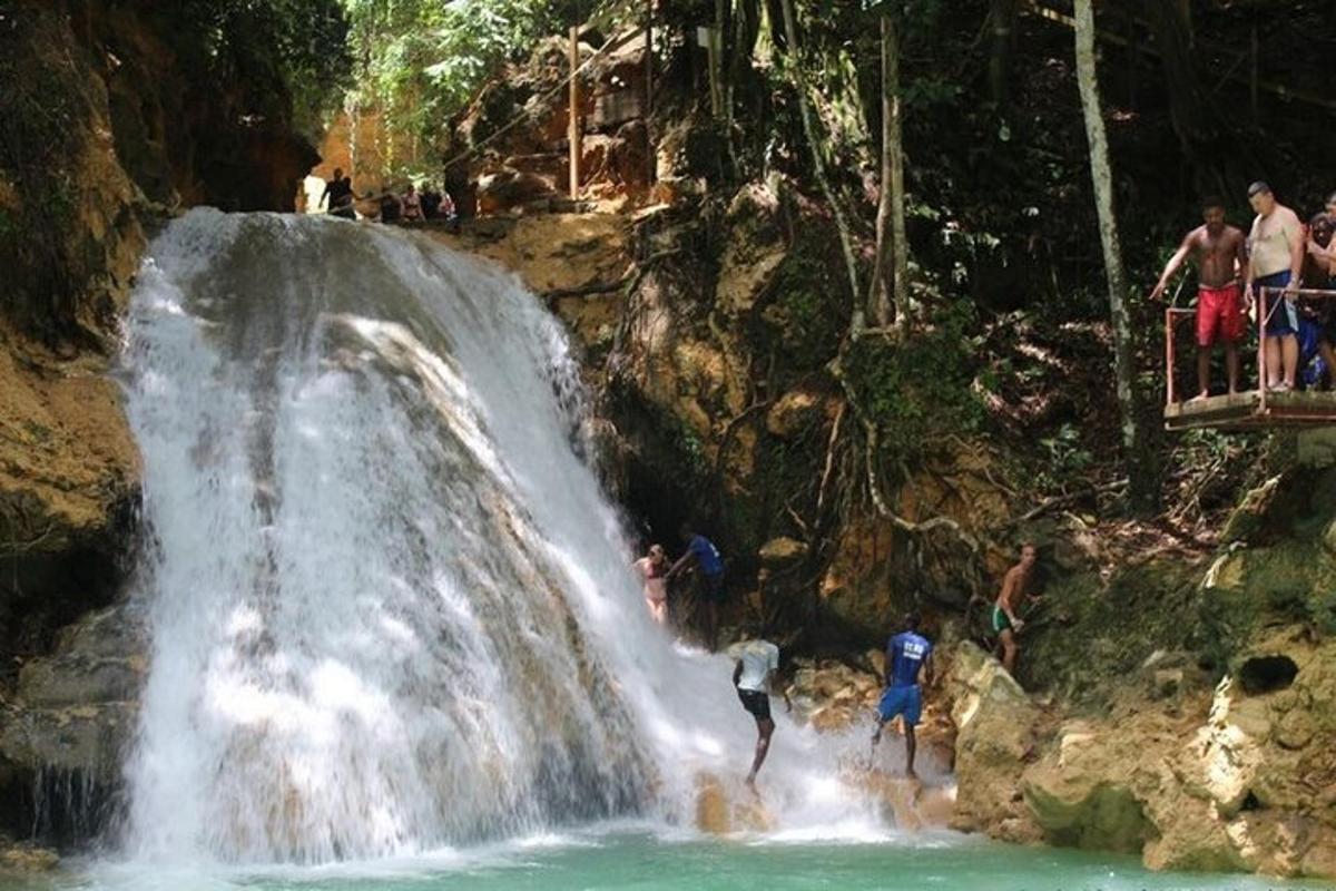 un gruppo di persone in piedi davanti a una cascata
