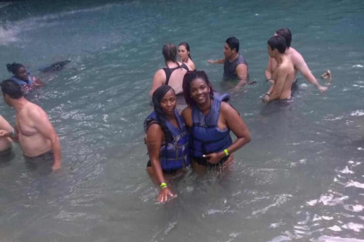 un gruppo di persone in piedi nell'acqua
