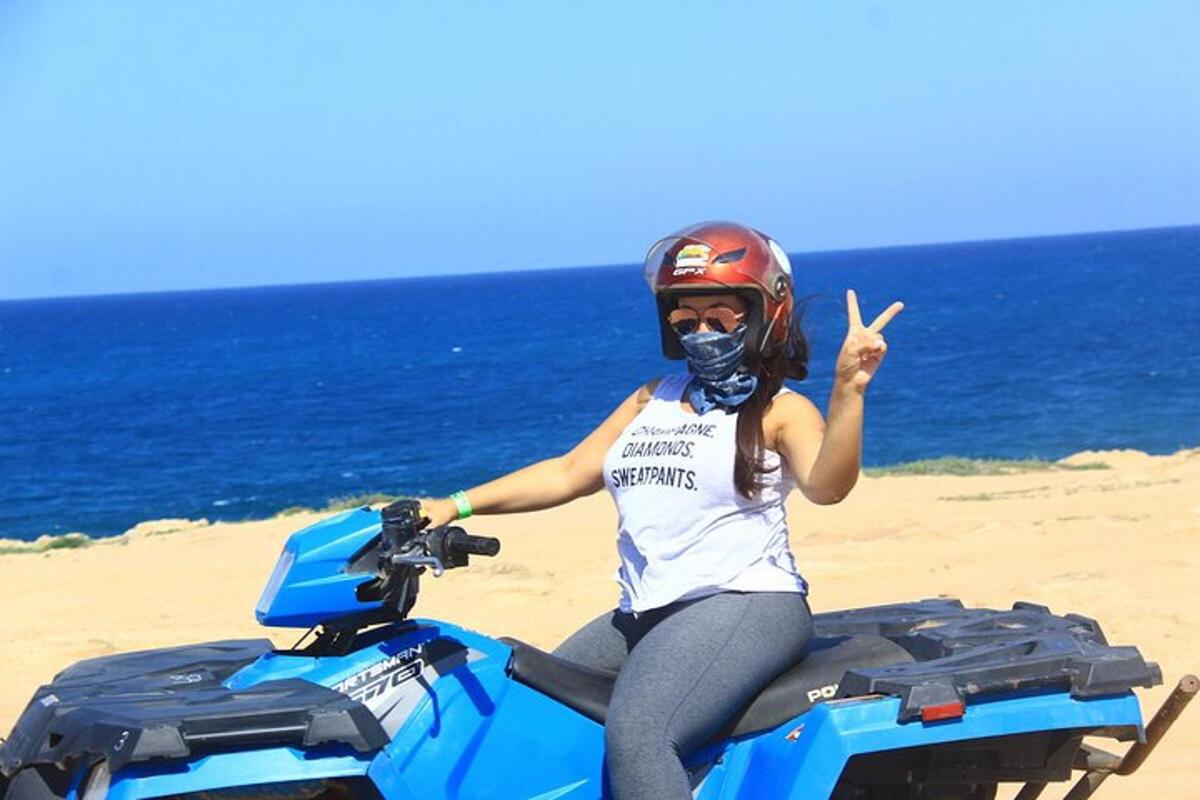 ženska, ki vozi motor na plaži