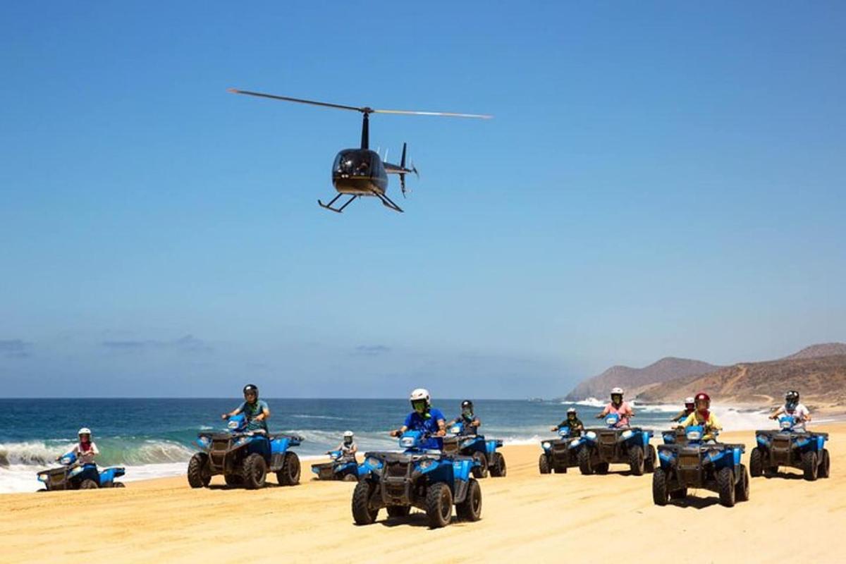 skupina ljudi, ki se vozijo s helikopterjem na plaži z ATV-ji