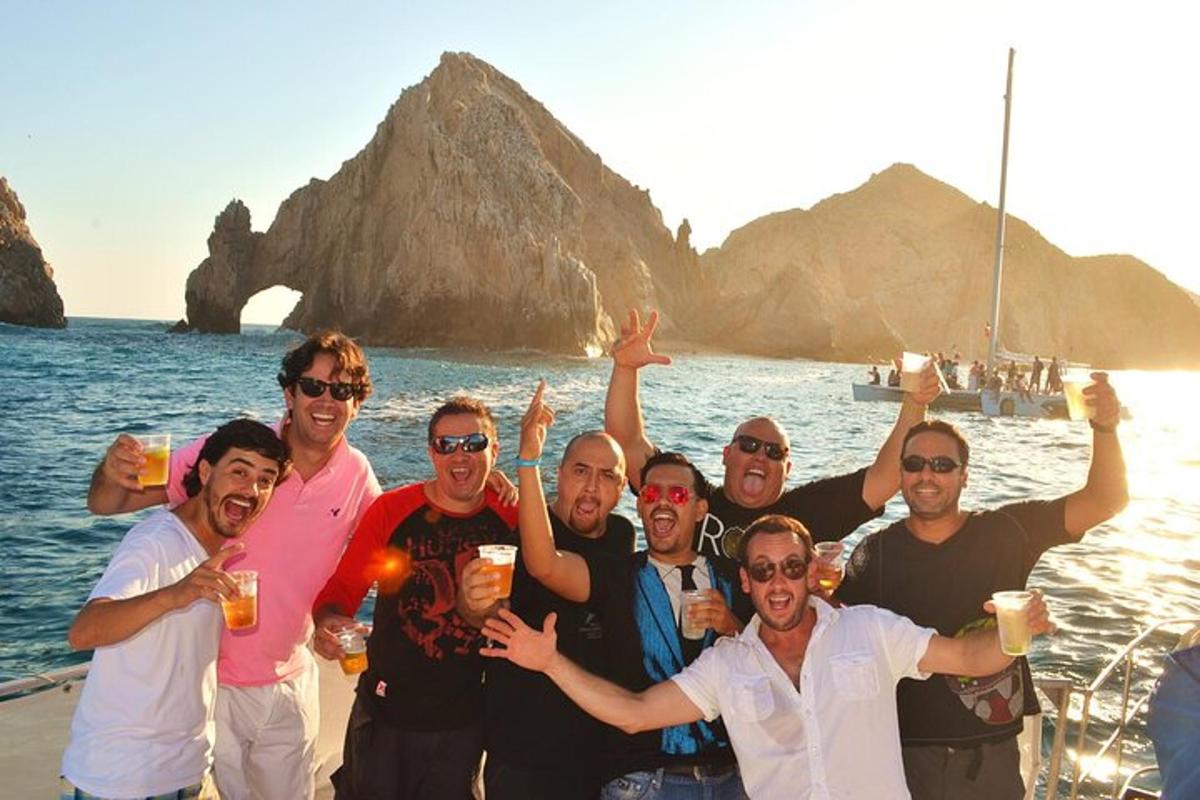 um grupo de pessoas posando para uma foto em um barco
