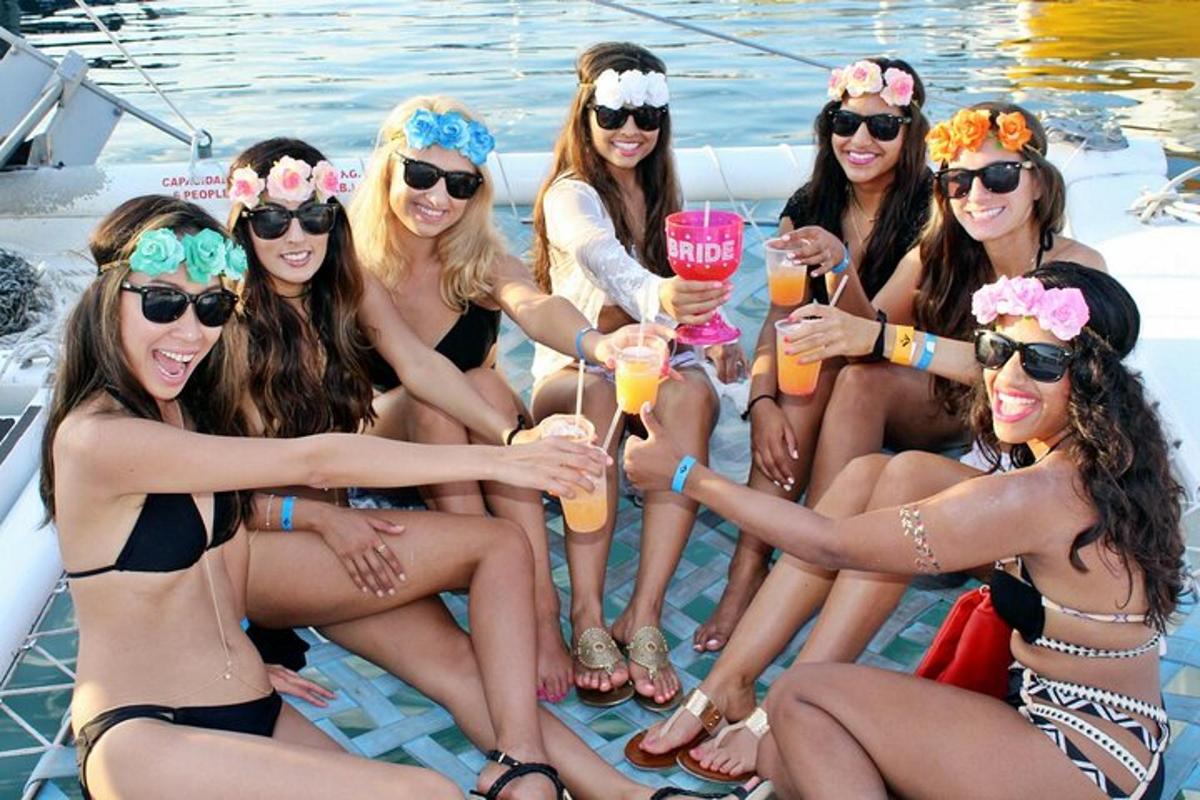 um grupo de mulheres em trajes de banho em um barco