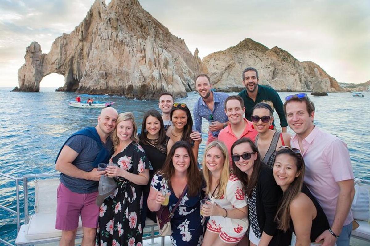 um grupo de pessoas posando para uma foto em um barco