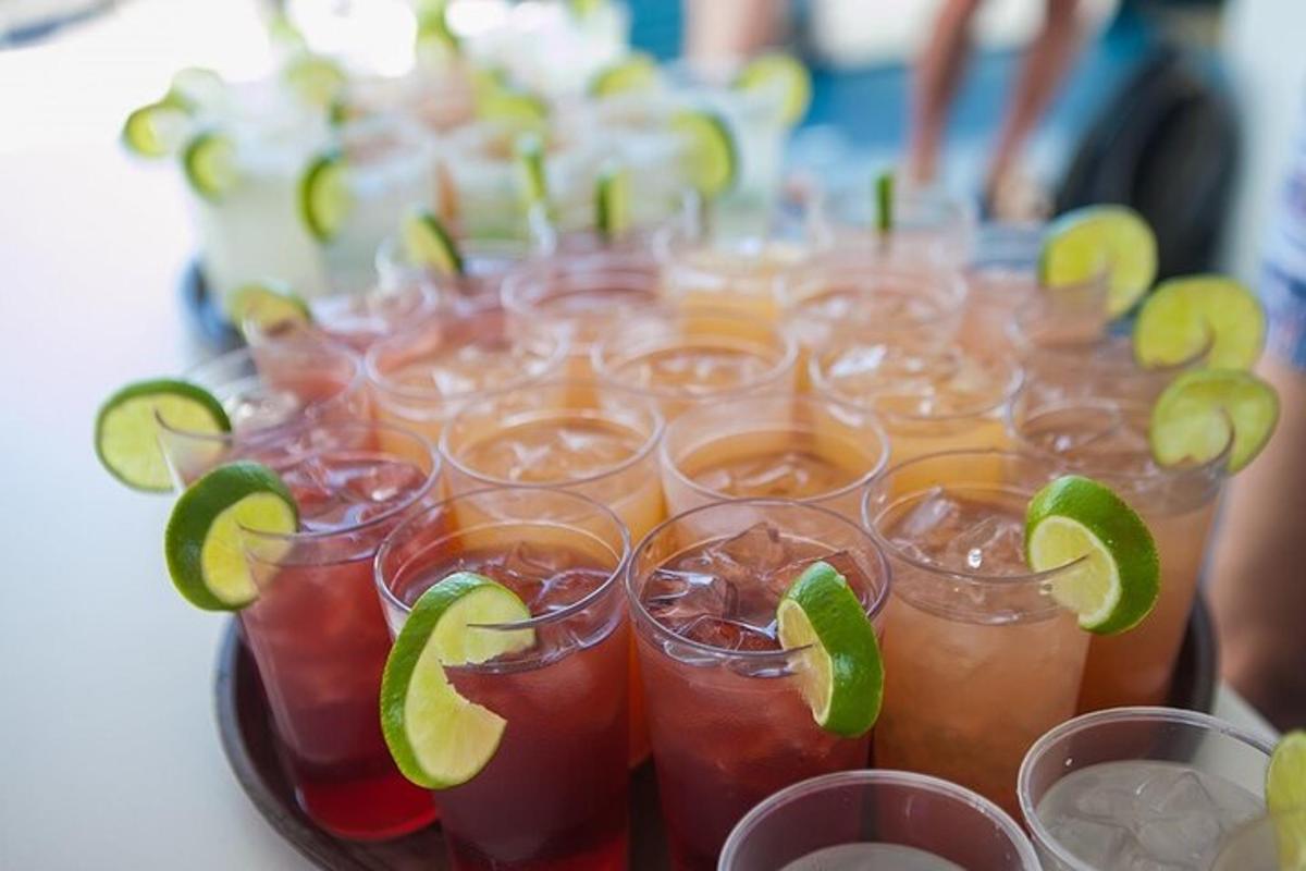 uma bandeja de bebidas com fatias de limão por cima
