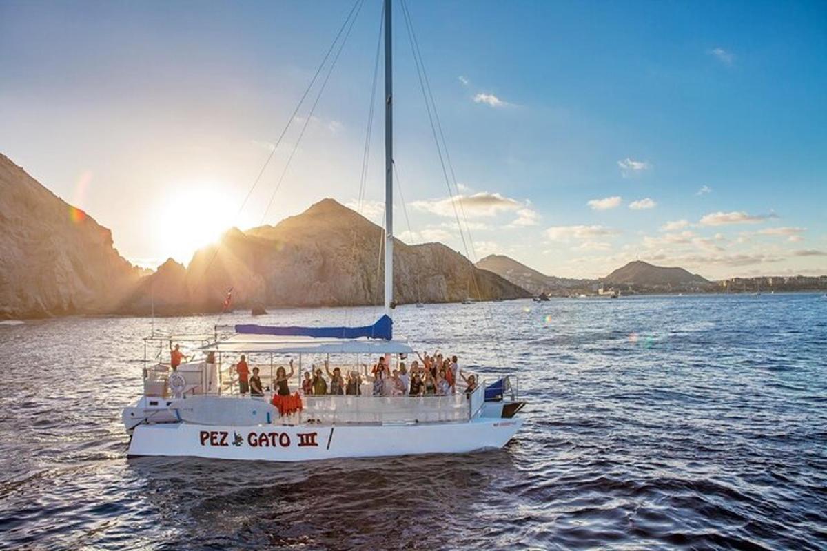 um grupo de pessoas em um barco na água