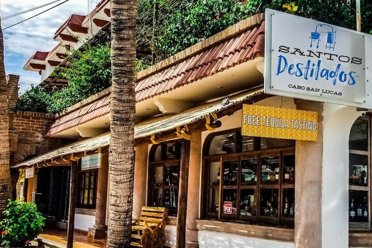 restaurace s cedulí před budovou