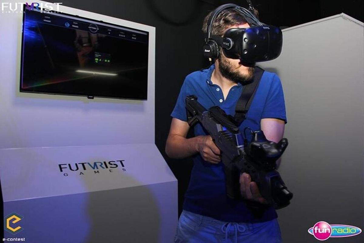 um homem usando um capacete de realidade virtual e uma arma