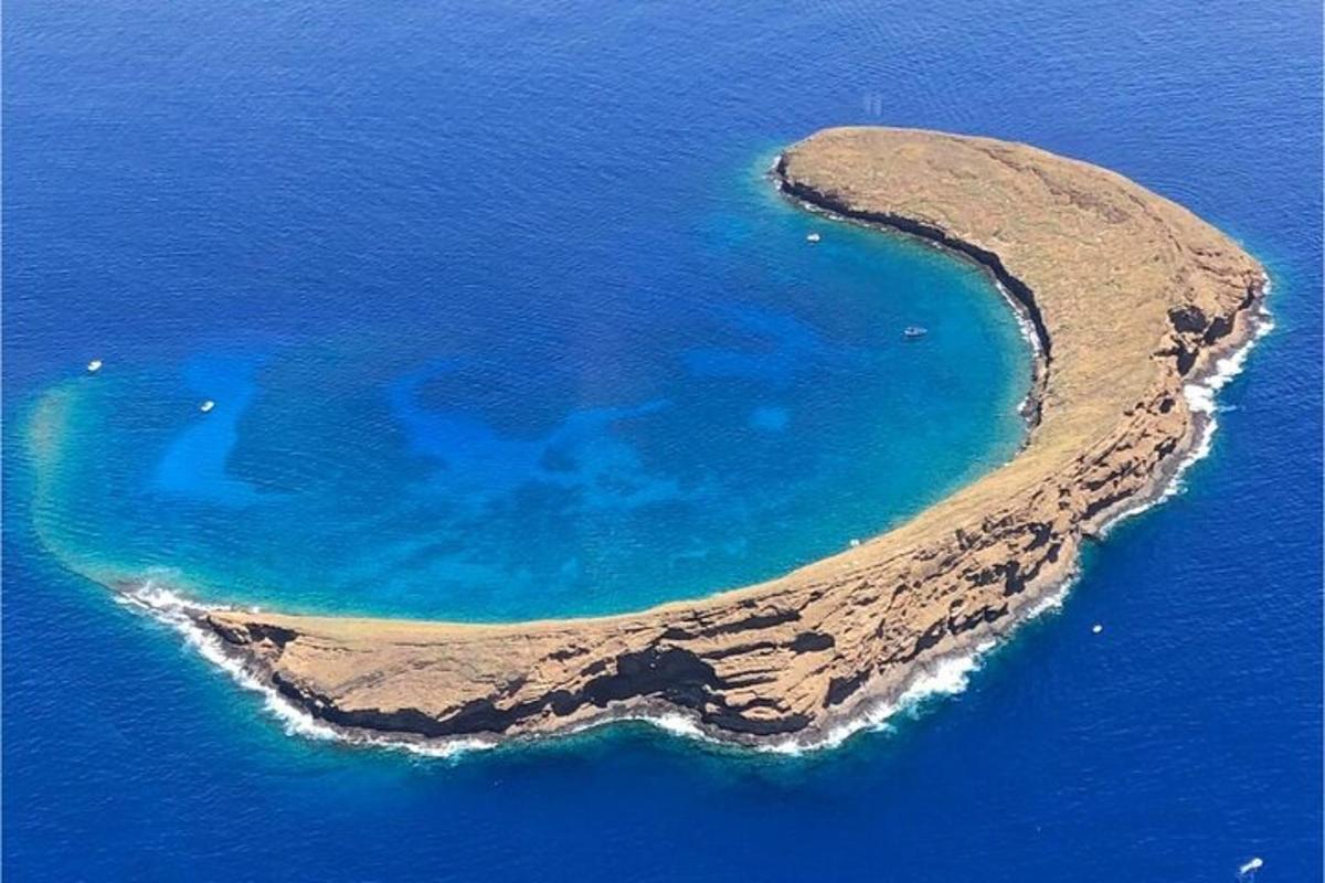 otok v oceanu z modro vodo