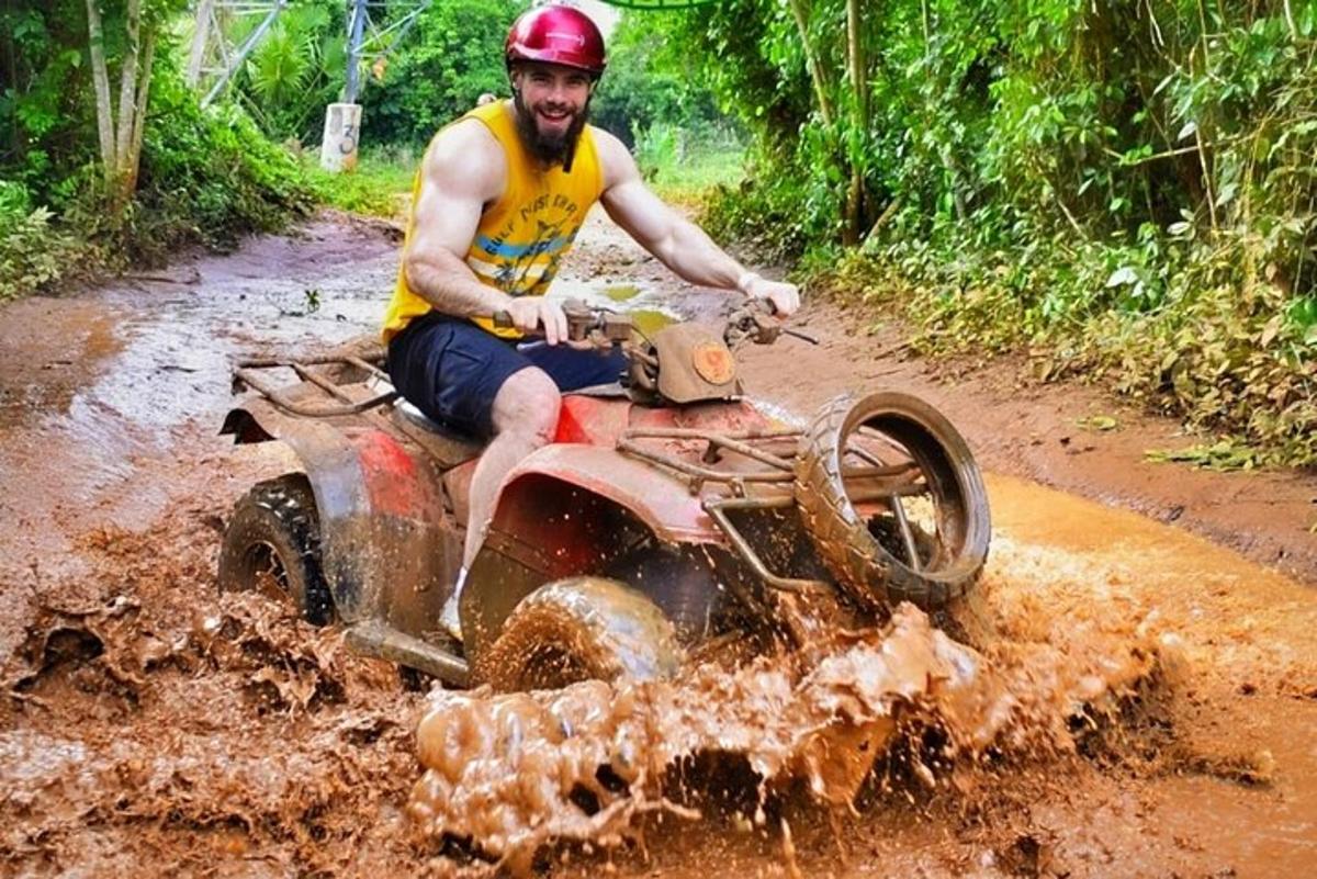 čovjek vozi ATV u blatu