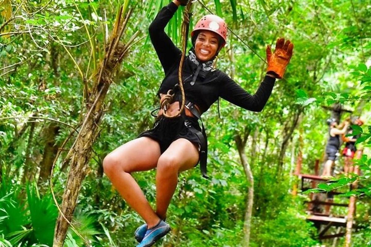một người phụ nữ trên đường trượt zipline trong rừng