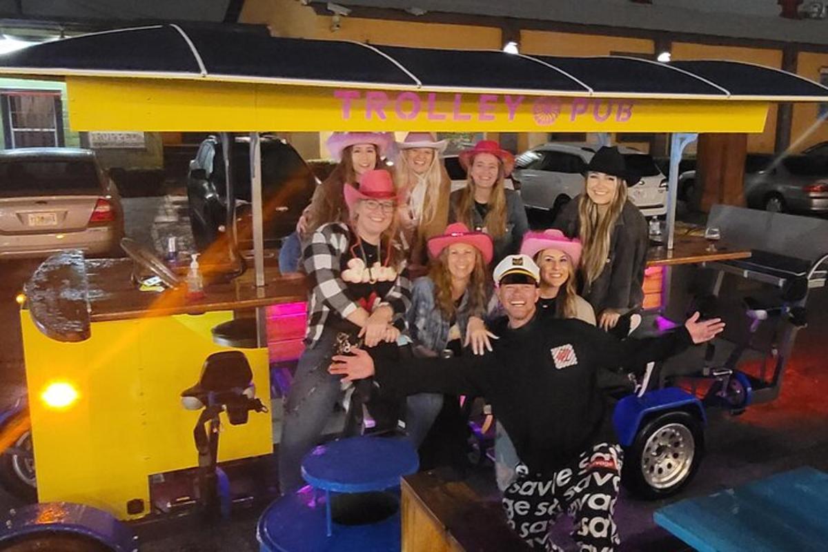 sekelompok orang berpose untuk foto di dalam mobil mainan