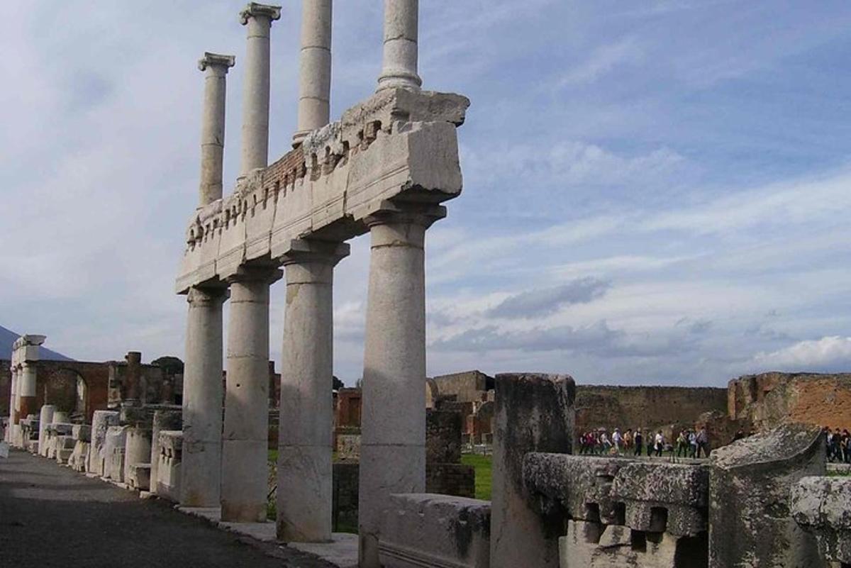 una fila di colonne tra le rovine di un edificio