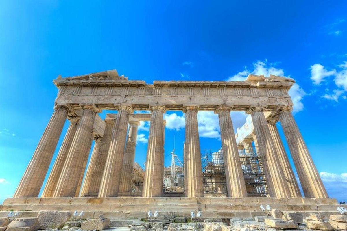 imej parthenon inront langit biru