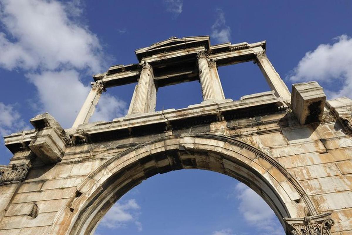 um arco em frente a um céu azul