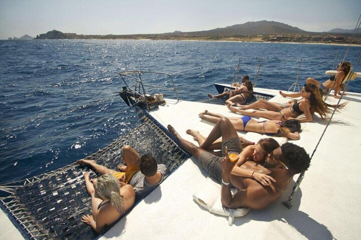 un gruppo di persone sdraiate su una barca in acqua