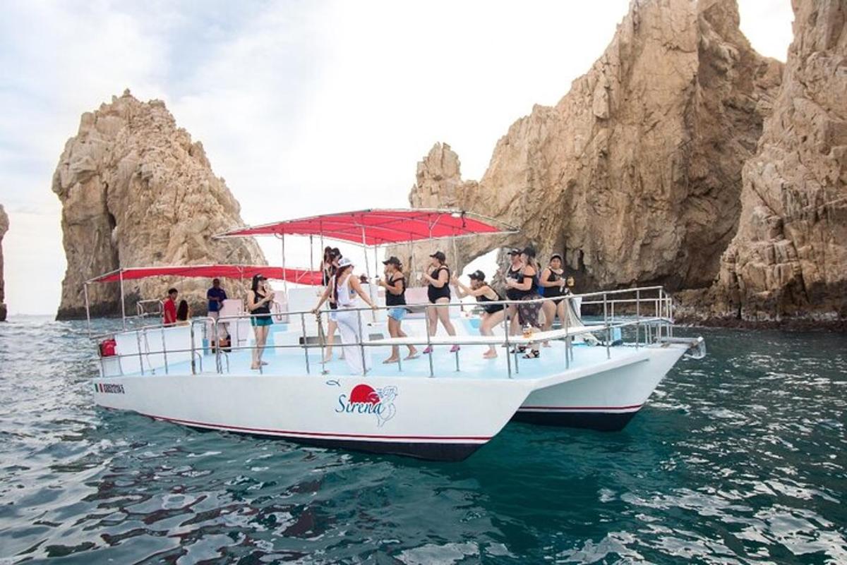 un gruppo di persone su una barca in acqua