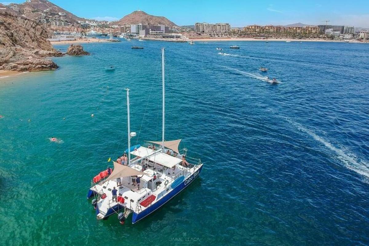 una barca ferma nell'acqua accanto a una spiaggia