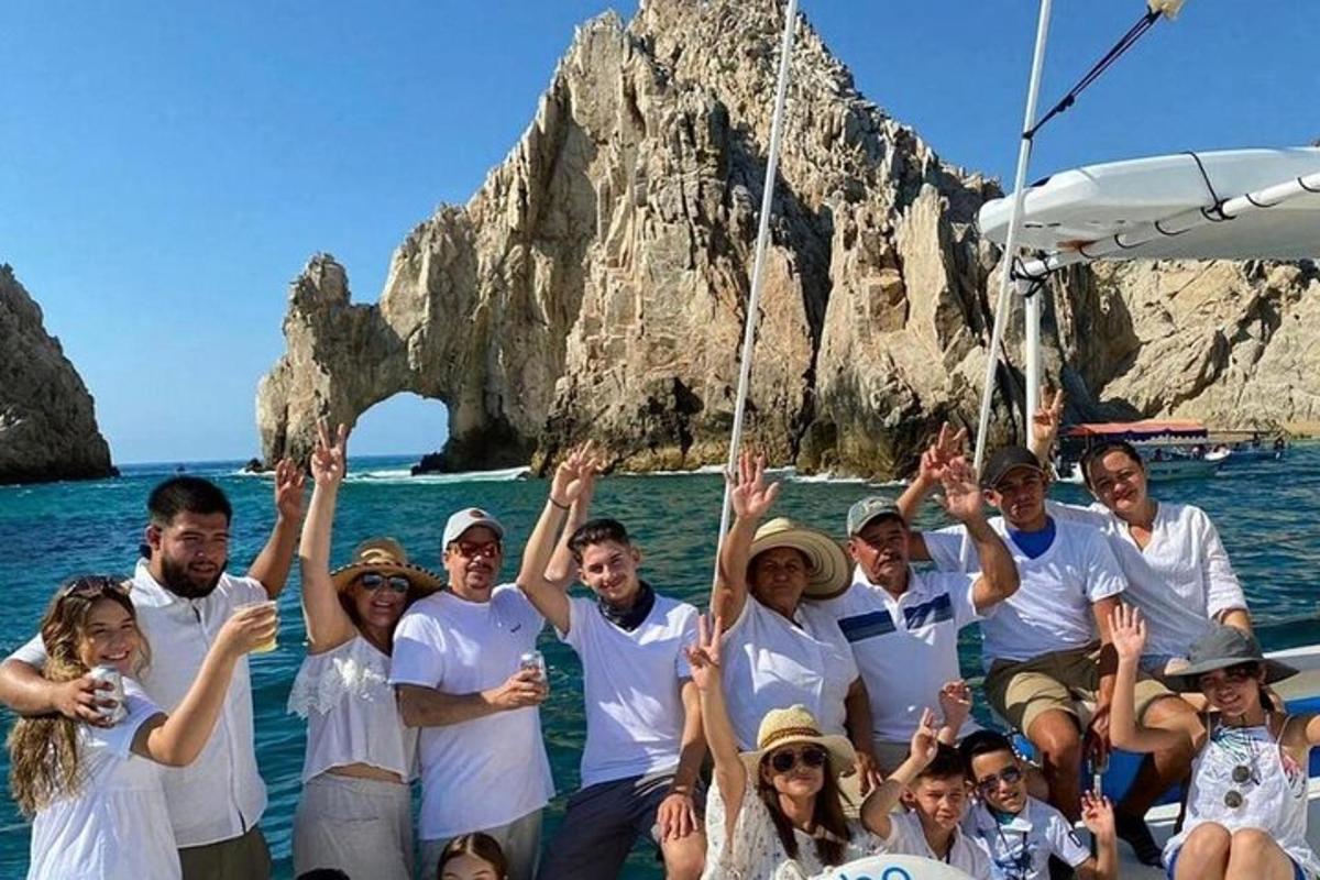 un gruppo di persone su una barca in acqua