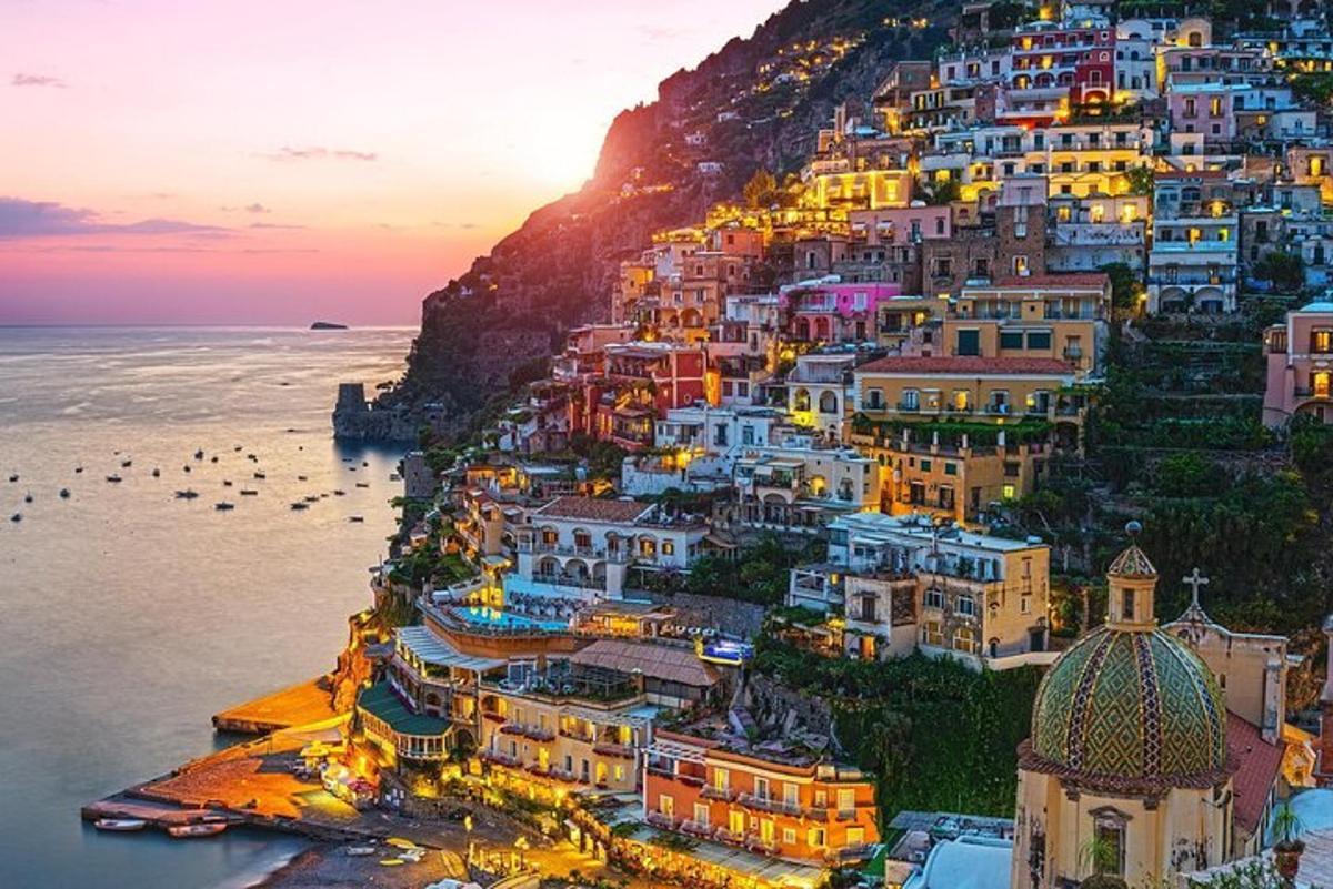 pemandangan pantai amalfi pada waktu matahari terbenam