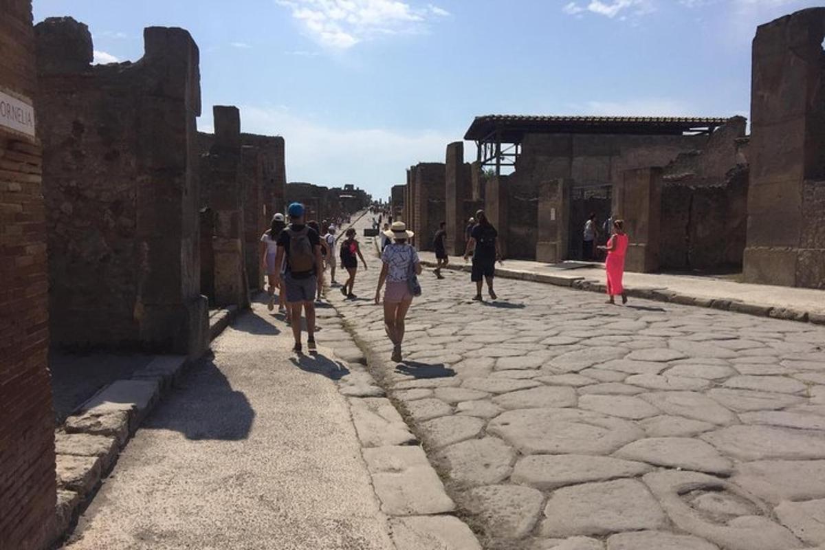 um grupo de pessoas caminhando por uma rua