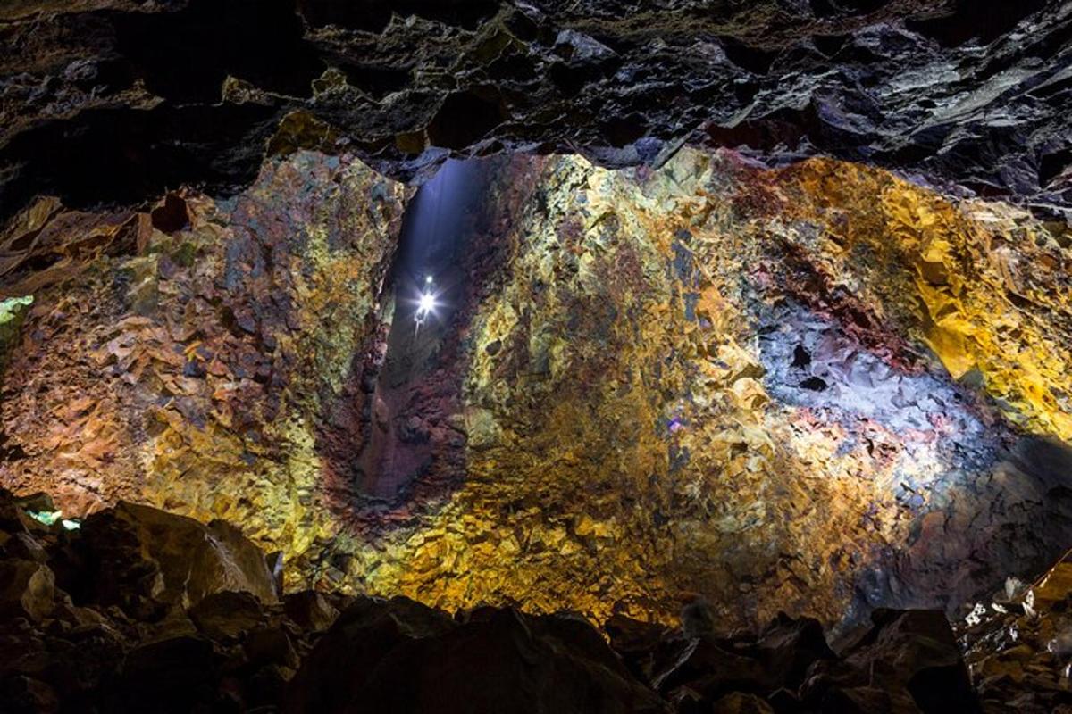 pemandangan dari dalam gua pada waktu malam