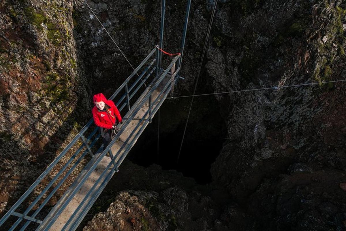 maður á hengibrú yfir göng