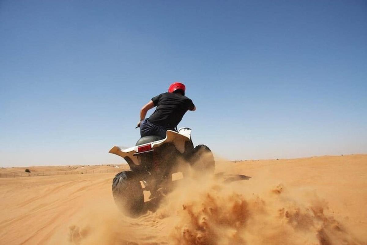un home que va en moto de cross al desert