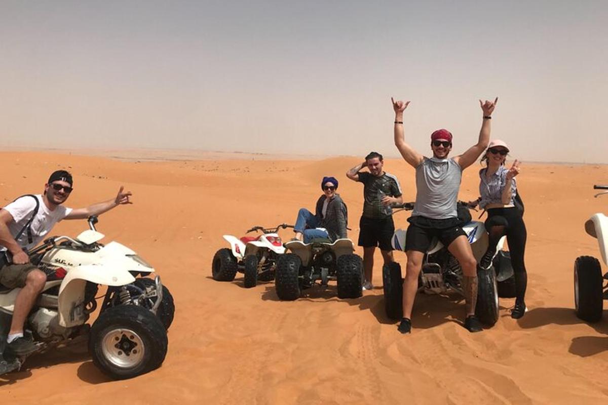 Un grupo de personas en vehículos todo terreno en el desierto.