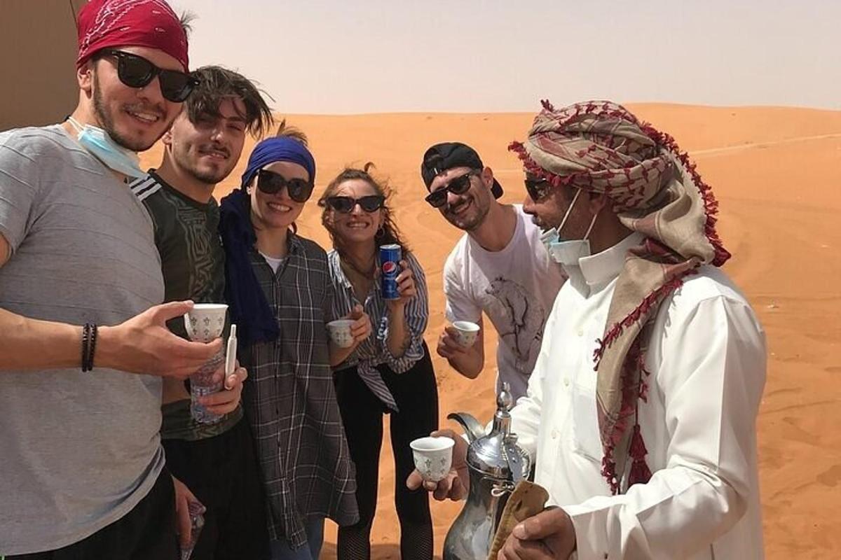 Un grupo de personas de pie en el desierto