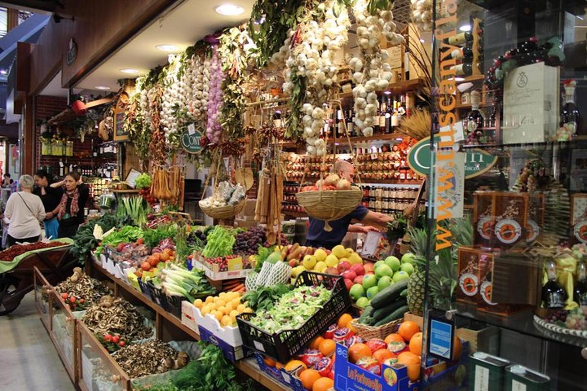 en butikk fylt med masse frukt og grønnsaker