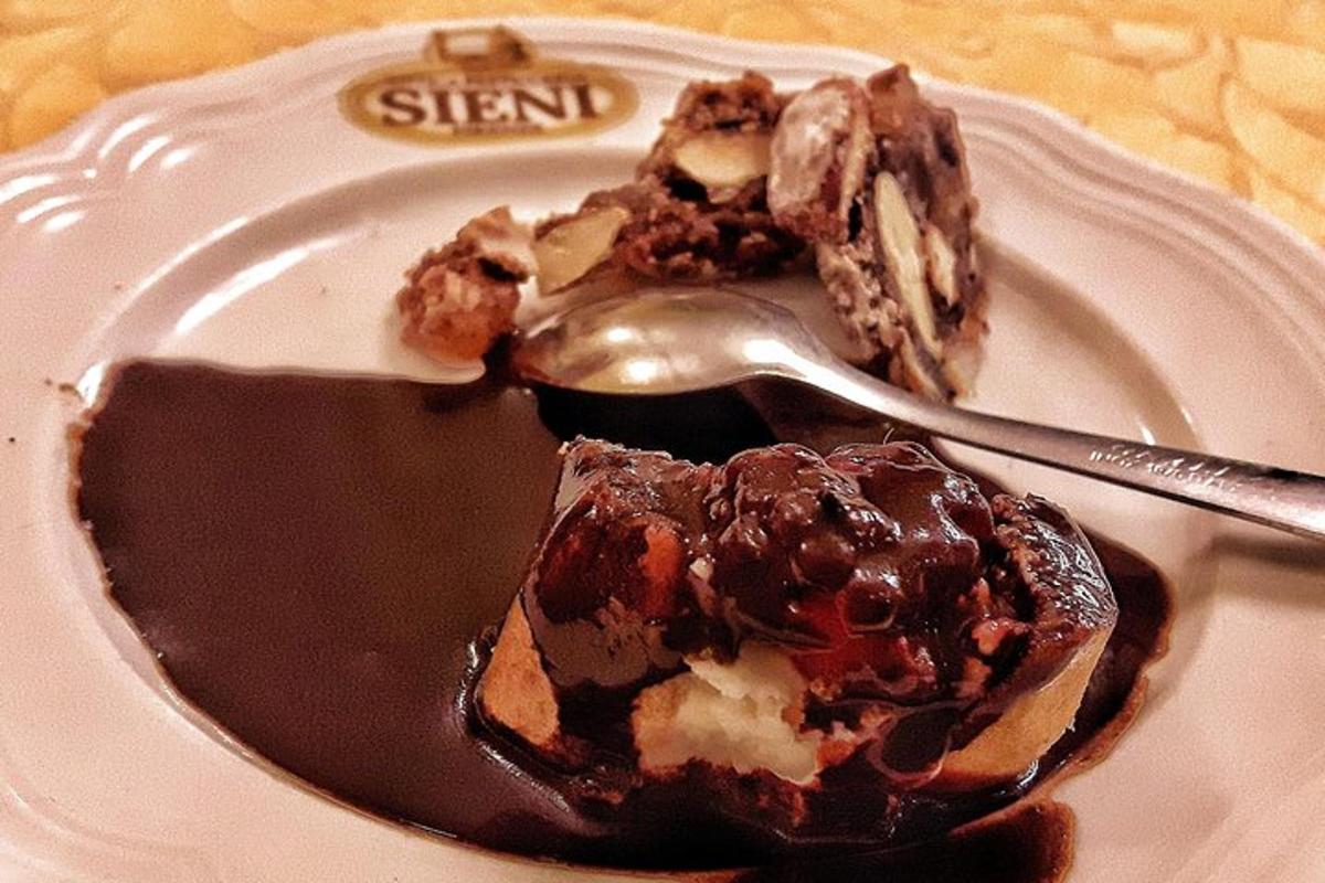 en tallerken med et stykke sjokoladedessert med en skje