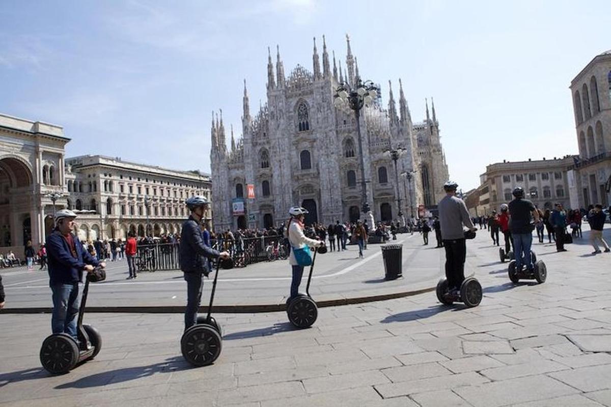 skupina ljudi, ki se vozijo na segwayih pred stavbo