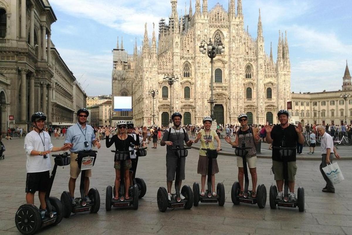 một nhóm người đi xe segway trước một tòa nhà
