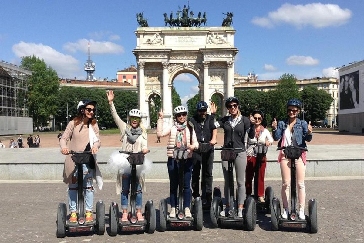 một nhóm người đang đi xe segway trước cổng vòm