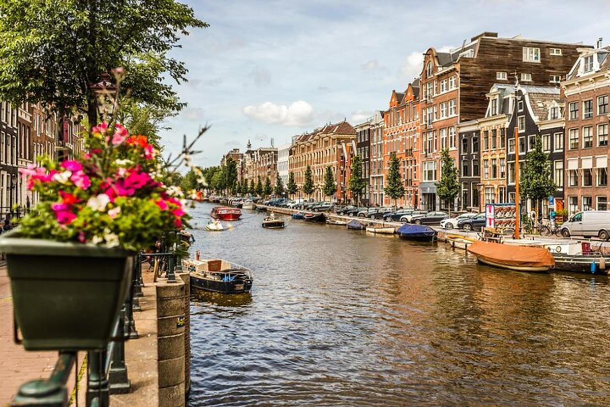 una vista di un canale con barche, edifici e fiori