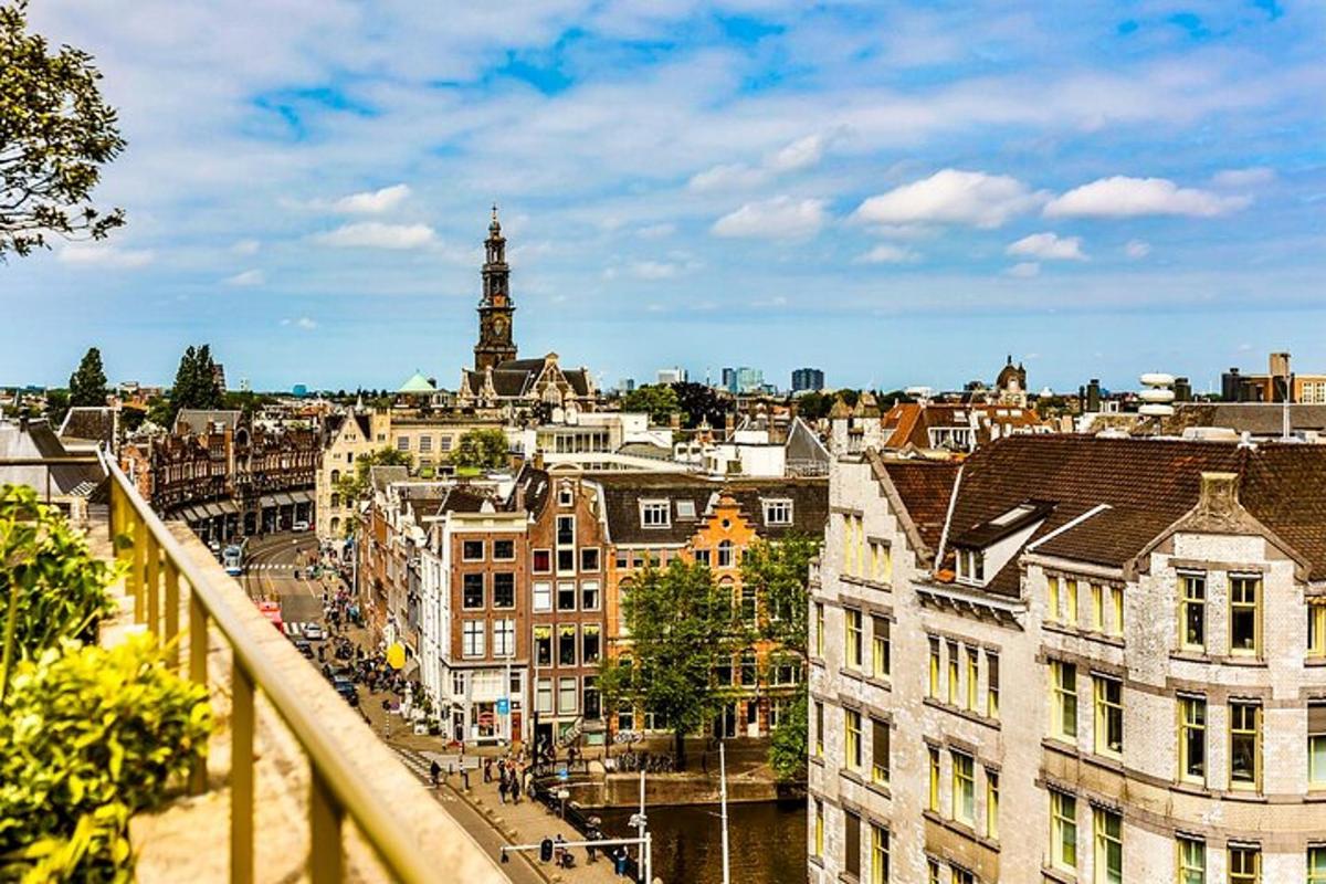 una vista di una città con edifici e una torre dell'orologio