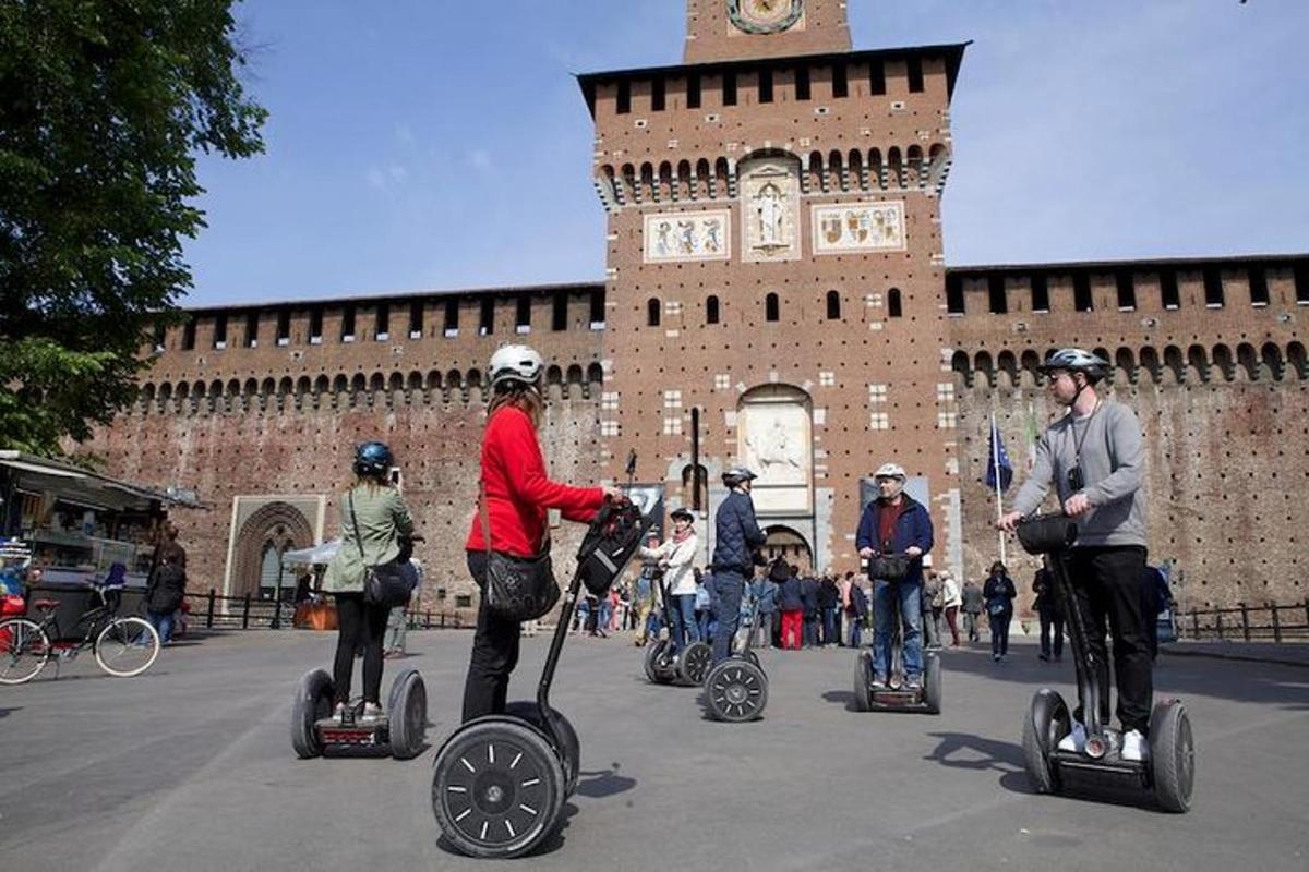 Un grupo de personas montando segways frente a un edificio.