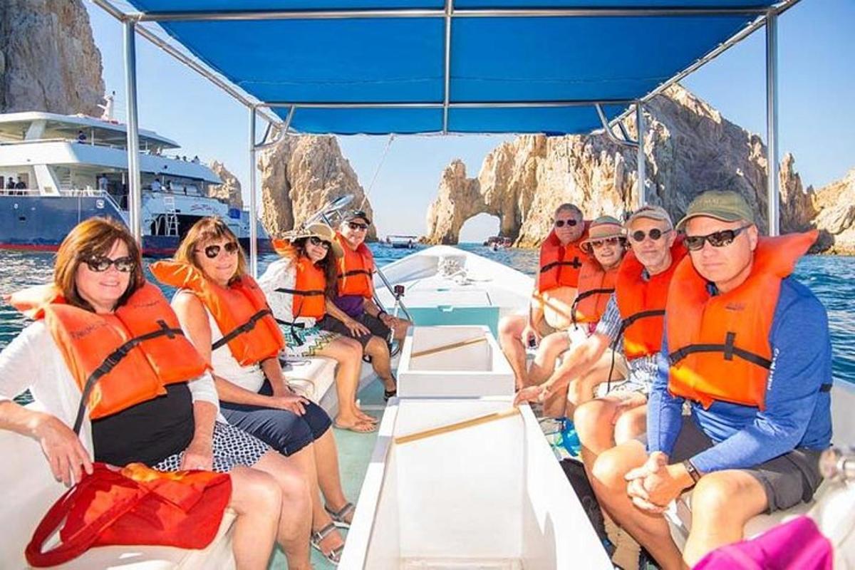 un gruppo di persone sedute su una barca in acqua