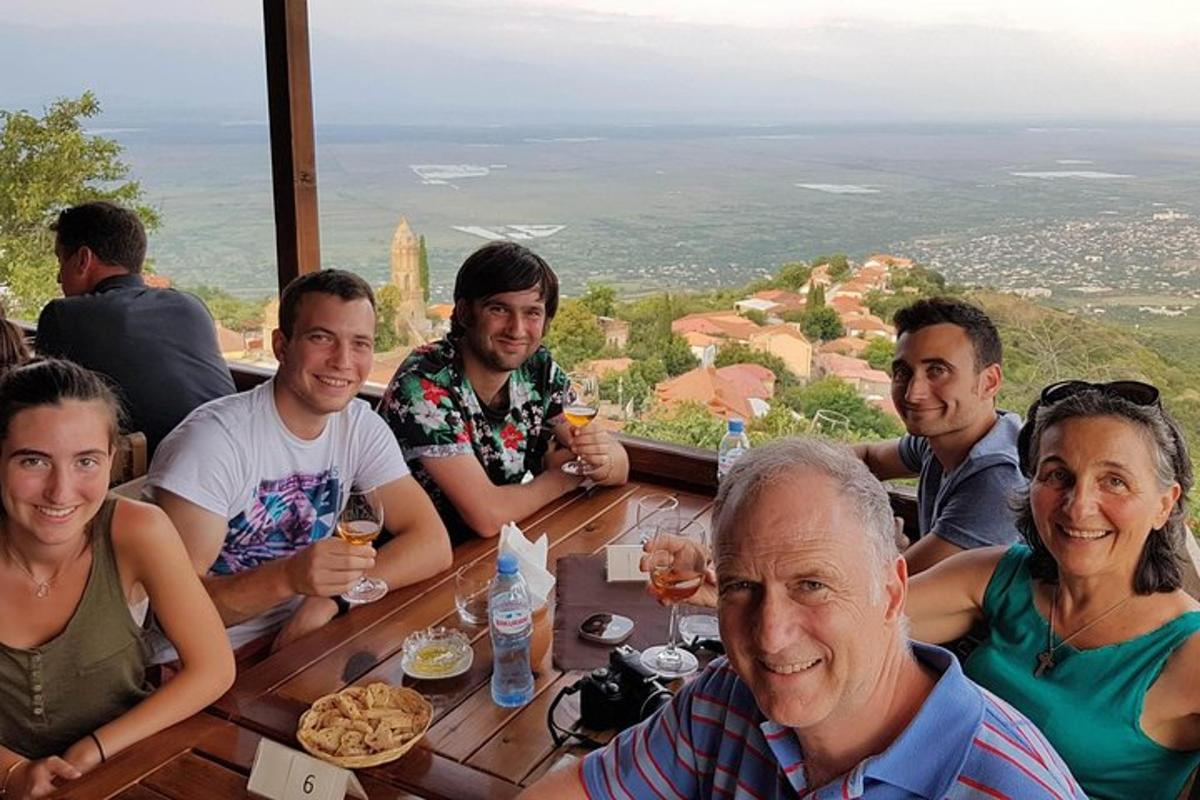 група людей, що сидять за столом з напоями