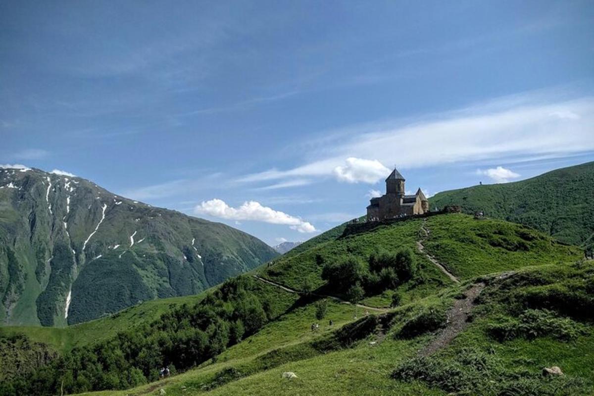 budova na vrcholu kopce s domem