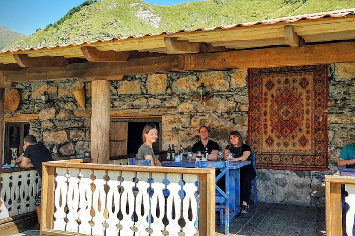 um grupo de pessoas sentadas à mesa de um restaurante