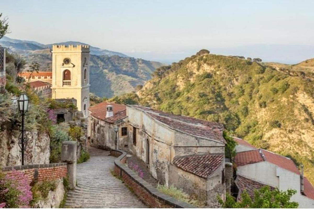 um prédio antigo com uma torre de relógio em uma montanha