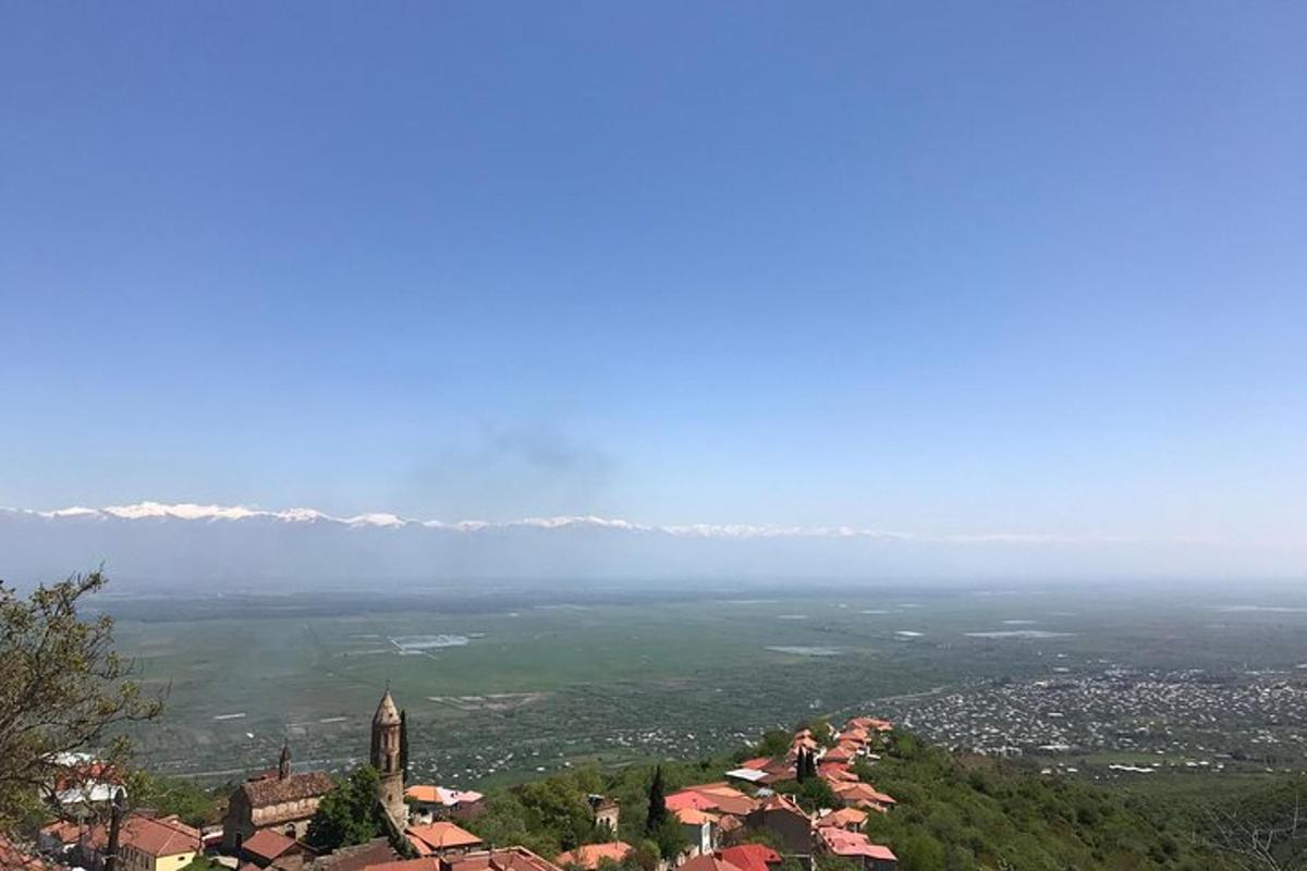 egy város látképe egy hegy tetejéről