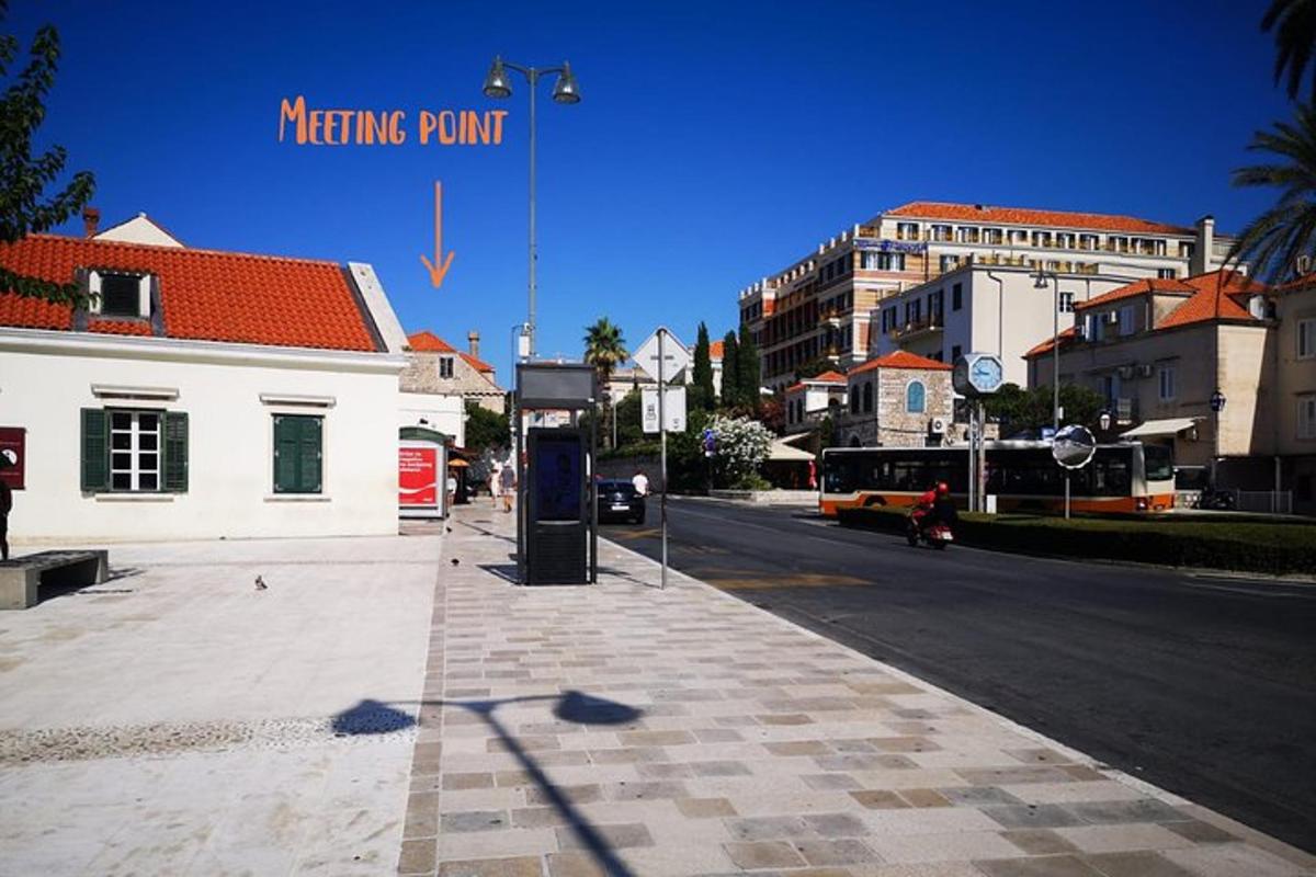 ulice s autobusovou zastávkou na kraji silnice