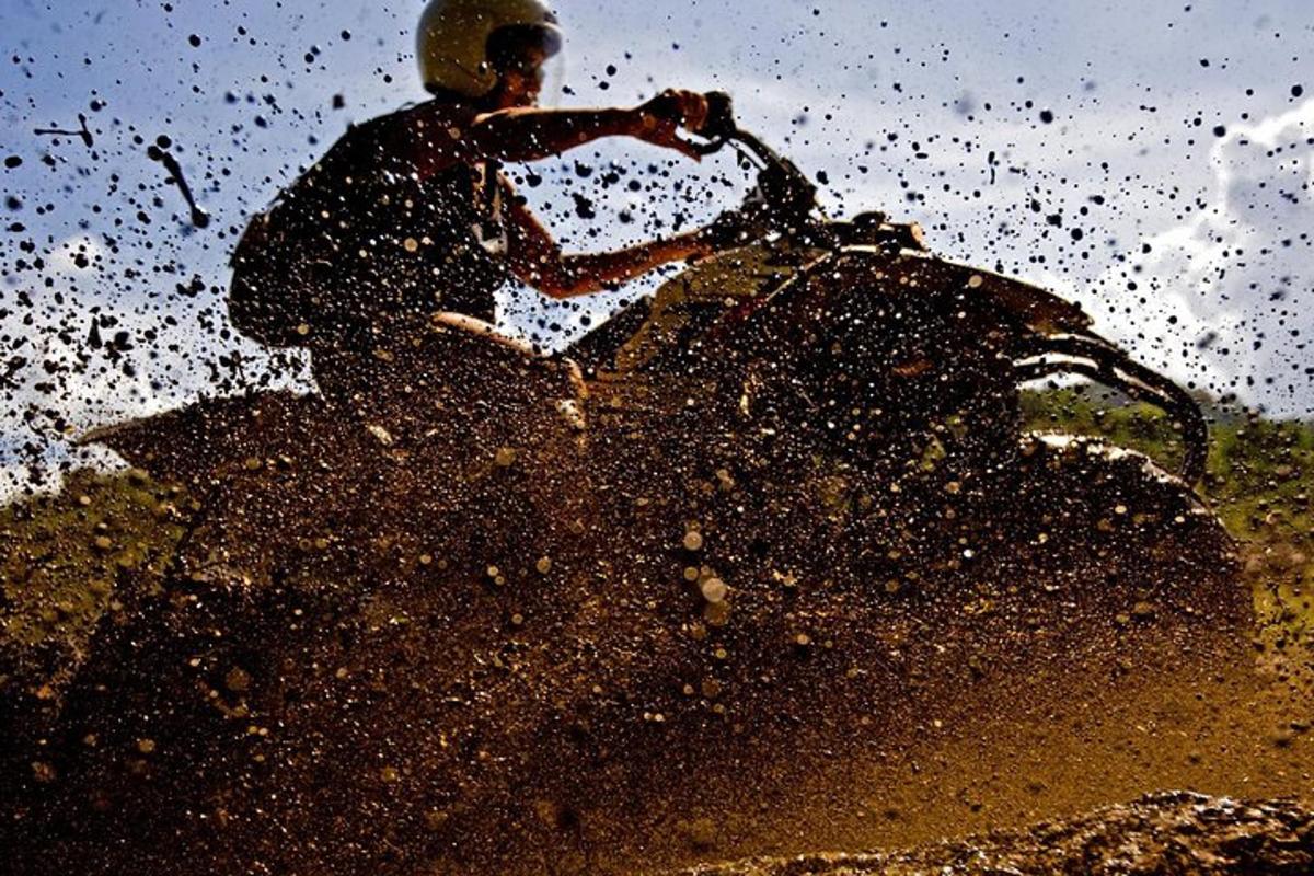 egy férfi egy terepmotor hátulján lovagol