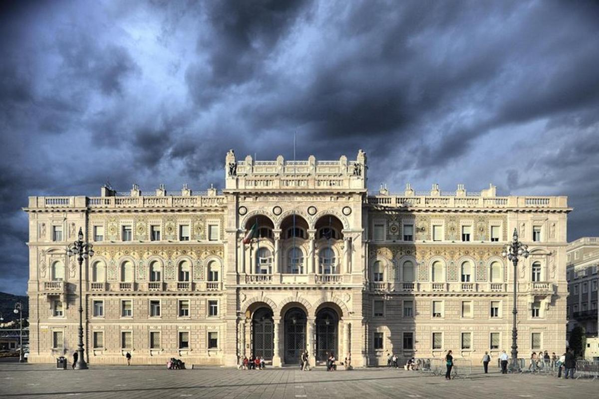 velká bílá budova pod zataženou oblohou