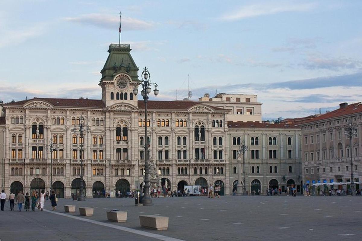 velká budova s hodinovou věží na vrcholu