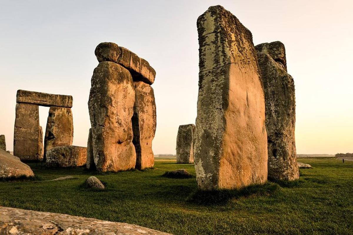 skupina velkých kamenných monumentů v poli