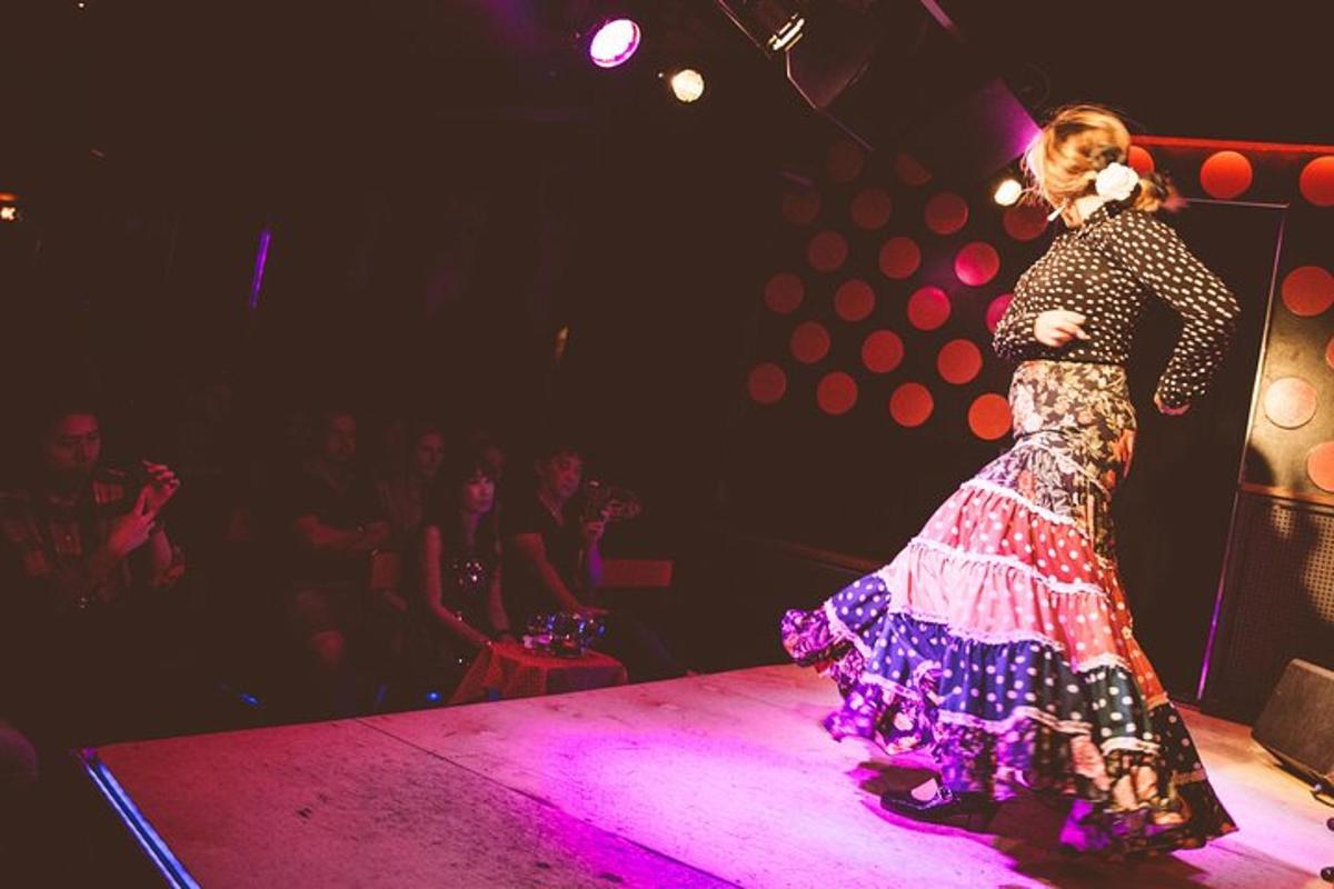 una dona baixant per un escenari amb un vestit