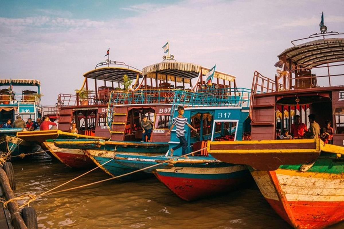 một nhóm thuyền đậu trên mặt nước